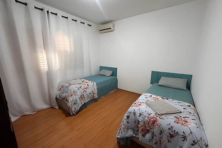 Quarto 2 - Refugio Verde Aconchegante com Ar-Cond.