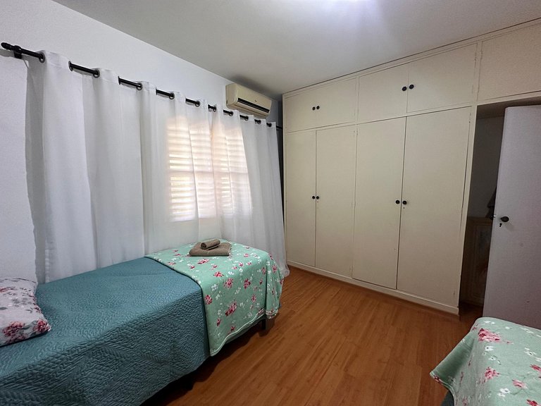 Quarto 1 - Refugio Verde Aconchegante com Ar-Cond.