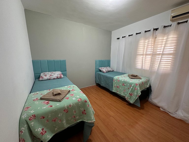 Quarto 1 - Refugio Verde Aconchegante com Ar-Cond.