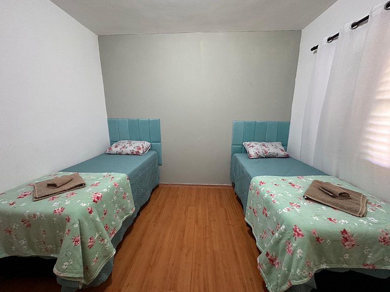 Quarto 2 - Refugio Verde Aconchegante com Ar-Cond.